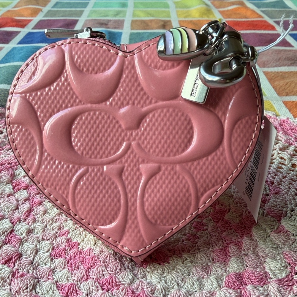 🩷 COACH HEART CHARM IN SIGNATURE LEATHER WITH HEART CHARM 🩷 NWT 🩷 - Picture 10 of 16